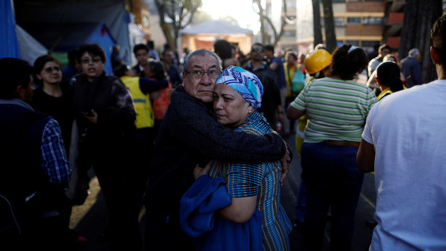 Warga Berpelukan Usai Terjadi Gempa Meksiko (Foto: REUTERS / Edgard Garrido)
