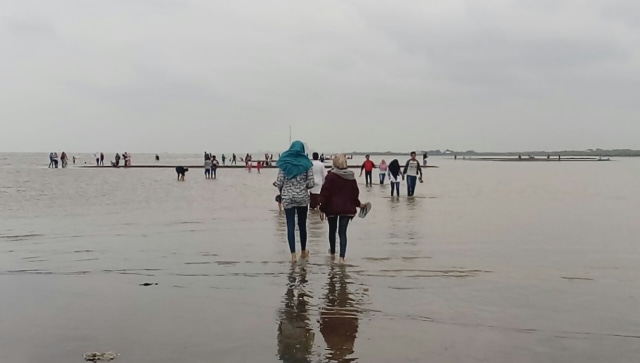 Menikmati Akhir Pekan Di Pantai Kejawanan Cirebon Kumparan Com