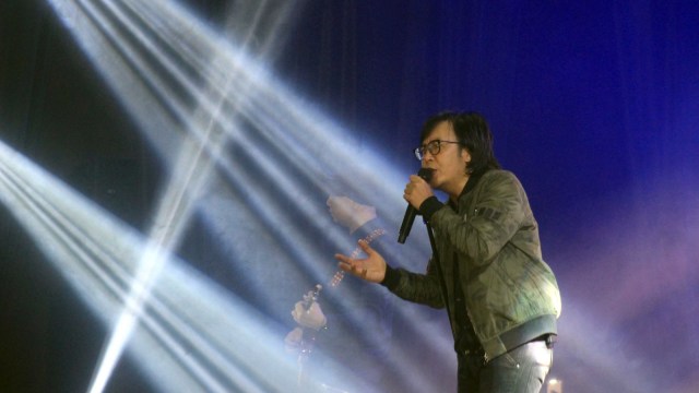 Konser Ari Lasso (Foto: ANTARA FOTO/Septianda Perdana)