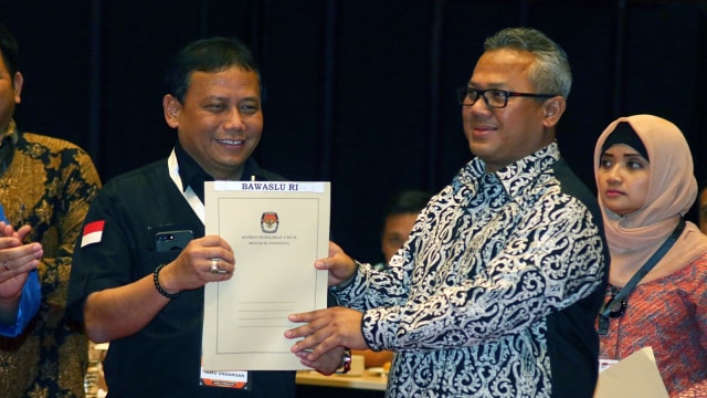 Ketua KPU Arief Budiman dan Ketua Bawaslu Abhan  (Foto: ANTARA FOTO/Rivan Awal Lingga)