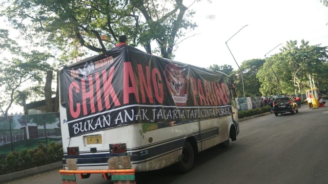 Bus rombongan The Jakmania dari Kabupaten Bogor. Badan bus dipasangi spanduk bertuliskan, “Bukan Anak Jakarta tapi Cinta Persija.” (Foto: Puti Cinintya/kumparan)
