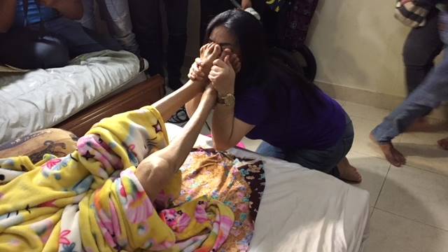 Prosesi pencucian kaki Ibunda Annisa Bahar. (Foto: Giovanni/kumparan)