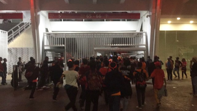 Kondisi luar Stadion GBK (Foto: Fachrul Irwinsyah/kumparan)