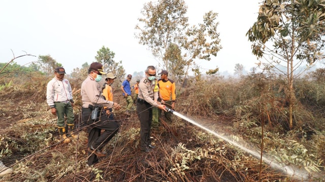 Kapolda Kalbar turun langsung tangani kebakaran (Foto: Dok. Polda Kalbar)