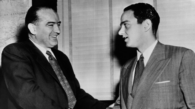 Joseph McCarthy dan Roy Cohn (Foto: INTERCONTINENTALE / AFP)