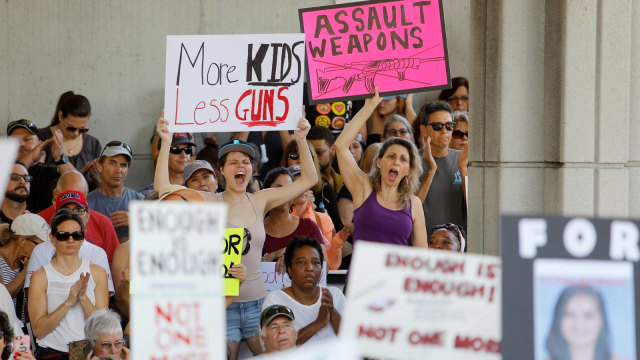 Aksi usai penembakan sekolah di Florida. (Foto: Reuters/Jonathan Drake)