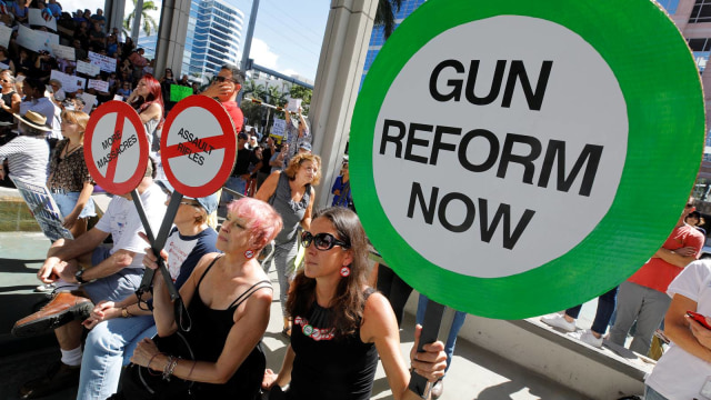 Aksi usai penembakan sekolah di Florida. (Foto: Reuters/Jonathan Drake)