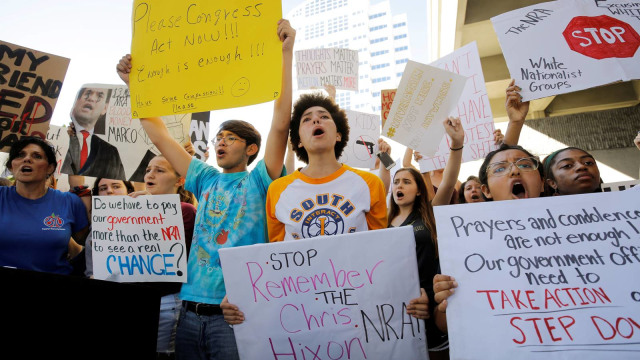 Aksi usai penembakan sekolah di Florida. Foto: Reuters/Jonathan Drake