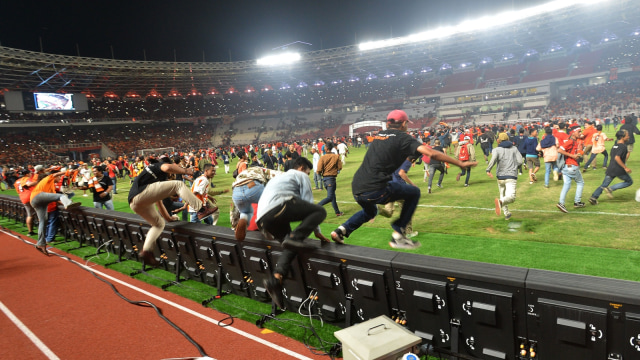 Suporter memasuki lapangan Stadion GBK, Jakarta. (Foto: ANTARA FOTO/Wahyu Putro A)
