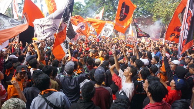 Jakmania di Balai Kota DKI Jakarta. (Foto: Jamal Ramadhan/kumparan)