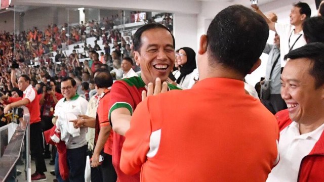 Jokowi dan Anies saat menonton Piala Presiden. (Foto: Dok. Biro Setpres)