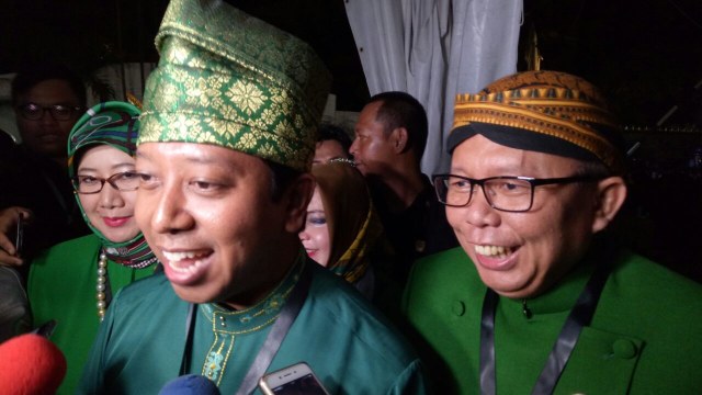 Romahurmuzy & Arsul Sani mengenakan pakaian daerah  (Foto: Kevin Kurnianto/kumparan)