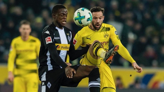 Pemain Gladbach dan Dortmund berebut bola (Foto: Twitter/ @BVB)