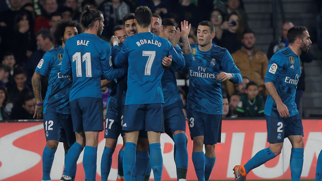 Para pemain Madrid merayakan gol. (Foto: REUTERS/Jon Nazca)