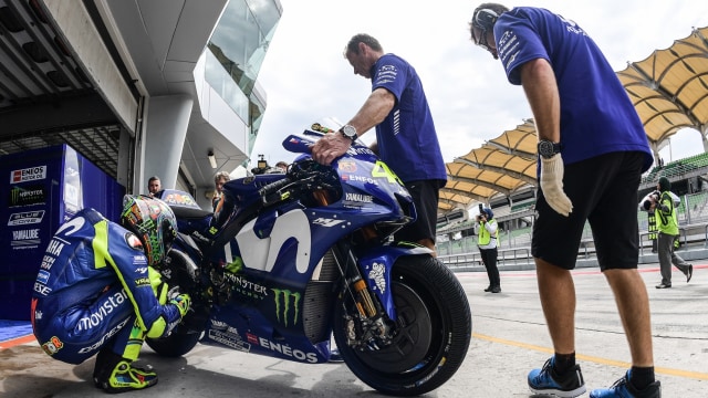 Rossi mengecek kondisi motor M1 Yamaha. (Foto: Mohd Rasfan/AFP)