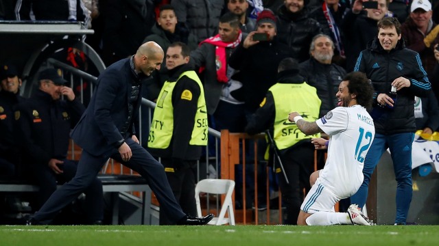 Marcelo merayakan golnya bersama Zidane. (Foto: Reuters/Stringer)