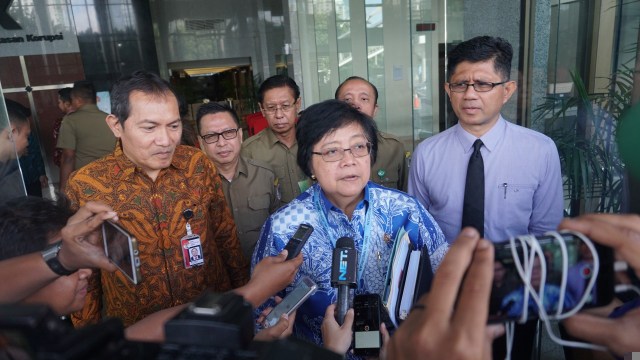 Menteri LHK Siti Nurbaya dan pimpimam KPK (Foto: Garin Gustavian/kumparan)