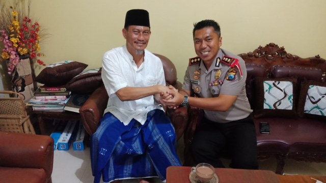 KH Hakam Mubarok dan Kapolres Lamongan (Foto: Dok. Istimewa)