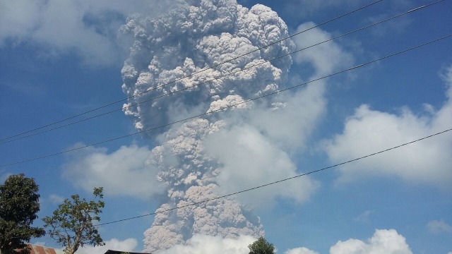 Erupsi Gunung Sinabung. (Foto: Dok. Kepala Pos Pengamatan Gunung Sinabung, Armen Putra)