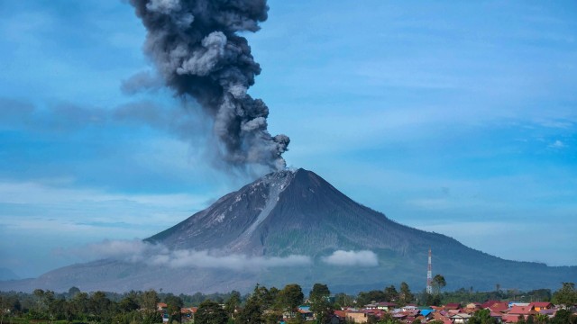 Erupsi Gunung Sinabung. (Foto: Antara/Tibta Peranginangin)