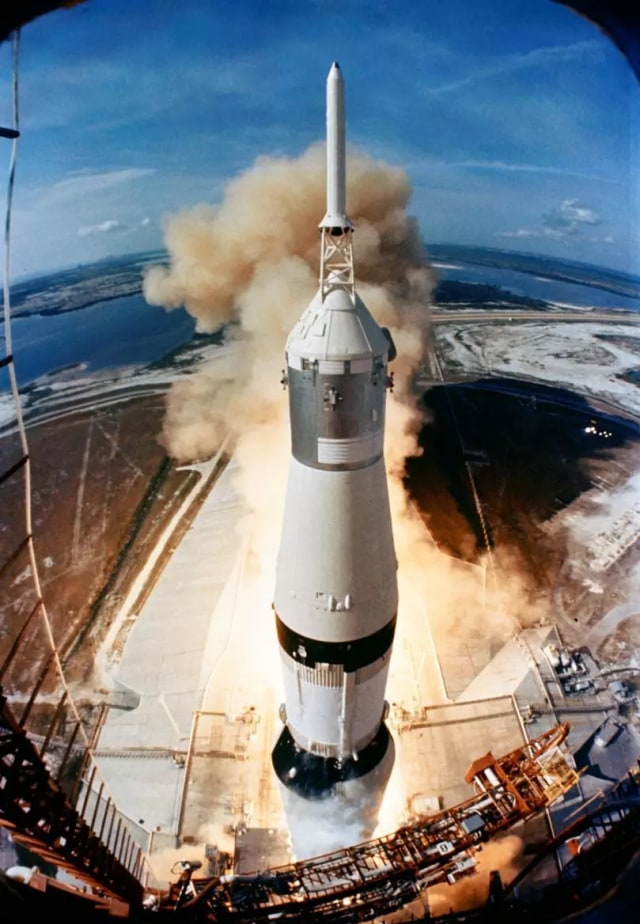 Roket Saturn V, misi Apollo 11 pada 1969. (Foto: NASA)