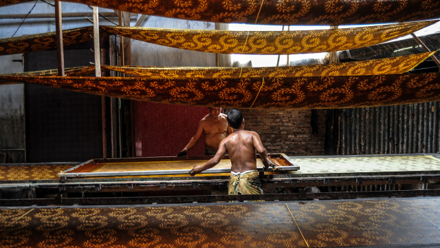 Pembuatan Batik Print (Foto: ANTARA FOTO/Harviyan Perdana Putra)