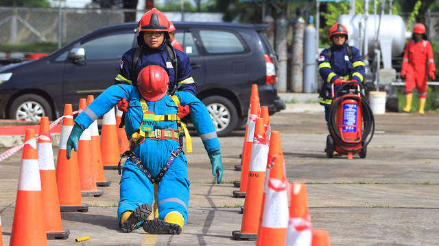 Ilustrasi Menolong Korban Kebakaran Foto: ANTARA FOTO/Dedhez Anggara
