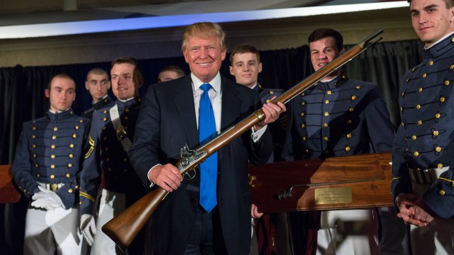 Donald Trump memegang senjata. (Foto: Richard Ellis/Getty Images)