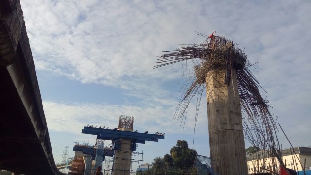 Tiang Girder yang Ambruk di Jalan DI Panjaitan. (Foto: Aria Rusta/kumparan)