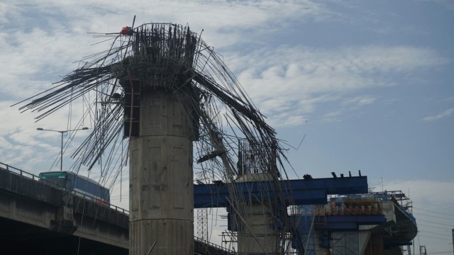 Tiang Girder Ambruk di Jalan D.I Pandjaitan. (Foto: Iqbal Firdaus/kumparan)