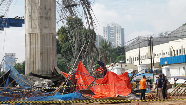 Kondisi ambruknya tiang girder di Tol Becak Ayu. (Foto: Iqbal Firdaus/kumparan)