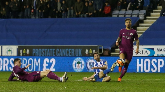 Will Grigg mencetak gol ke gawang City. (Foto: Reuters/Andrew Yates)