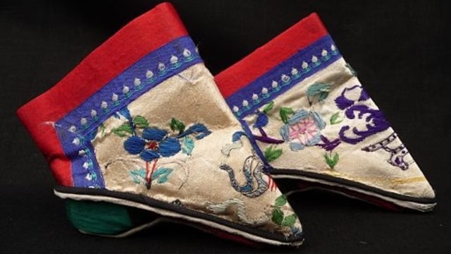 Sepatu untuk lotus feet (Foto: wikimedia commons)