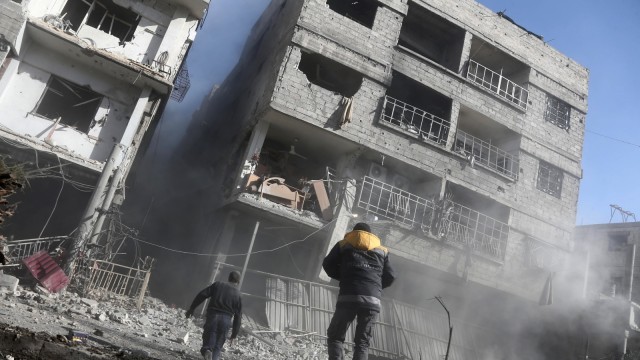 Serangan jet Suriah di Ghouta. (Foto: AFP/Abdulmonam Eassa)