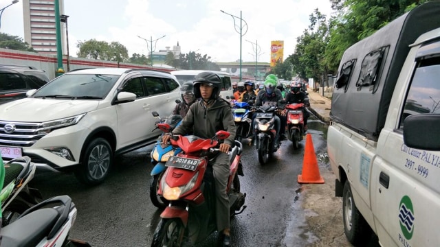 Kondisi Jalan Mampang, genangan mulai surut. (Foto: Raga Imam/kumparan)