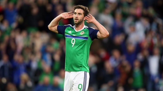 Grigg berkostum Timnas irlandia Utara. (Foto: AFP/Paul Faith)