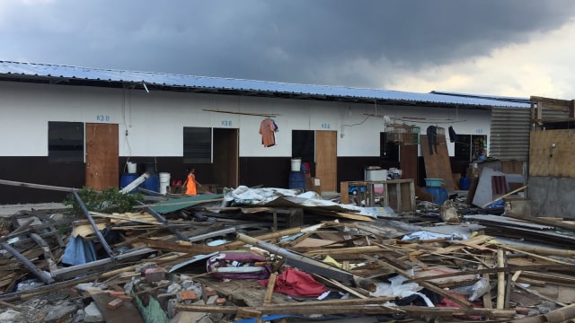 Warga Kampung Akuarium tempati shelter sementara. (Foto: Fachrul Irwinsyah/kumparan)