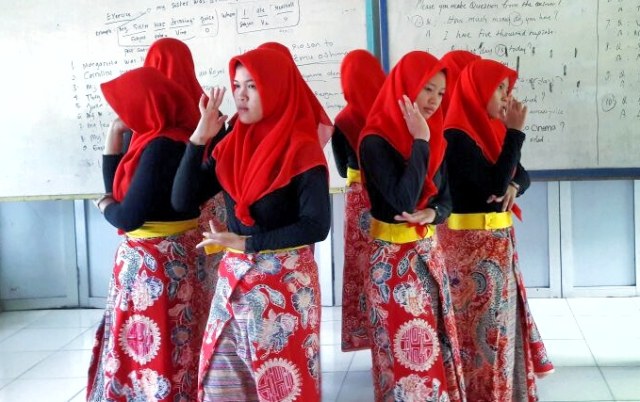 Jaga kesenian tarian daerah, SMK Binakarya Mandiri menari jaipong