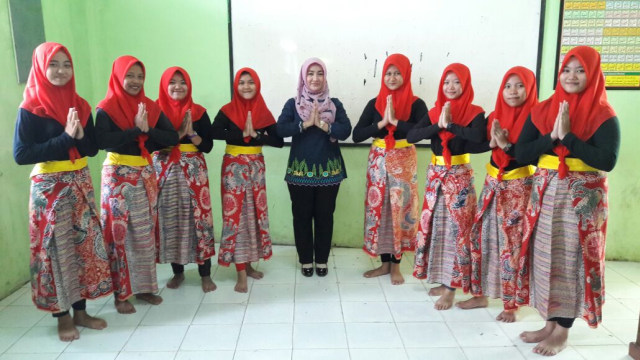 Jaga kesenian tarian daerah, SMK Binakarya Mandiri menari jaipong (1)