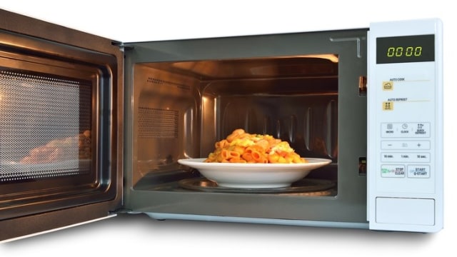 Ilustrasi membuka microwave (Foto: Thinkstock)