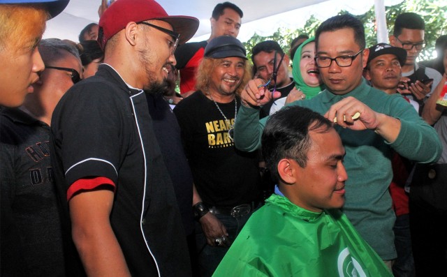 Ridwan Kamil di acara cukur rambut gratis (Foto: ANTARA FOTO/Risky Andrianto)
