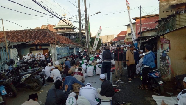 Massa mulai padati Masjid Ba'itul Amal, Cengkareng (Foto: Aria Pradan/kumparan)