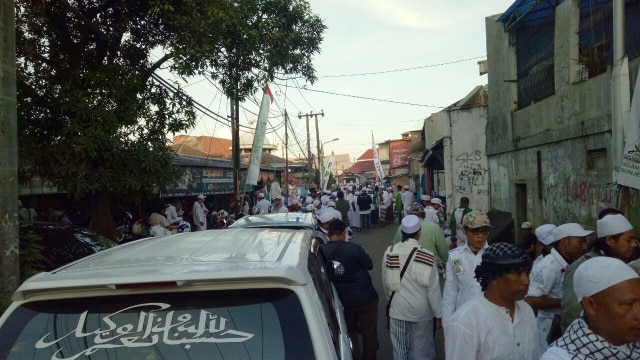 Massa mulai padati Masjid Ba'itul Amal, Cengkareng (Foto: Aria Pradana/kumparan)