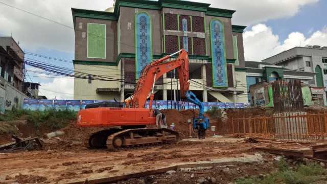 Pekerja infrastruktur layang (Foto: Resya Firmansyah/kumparan)