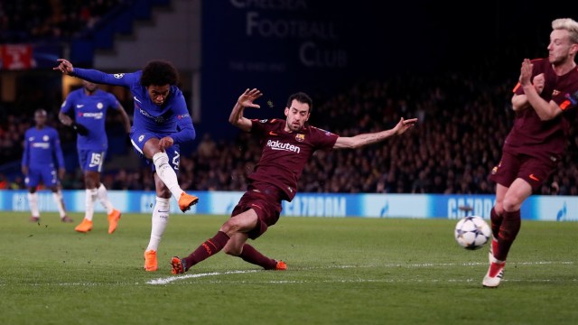 Willian mencetak gol ke gawang Barcelona. (Foto: Reuters/Matthew Childs)