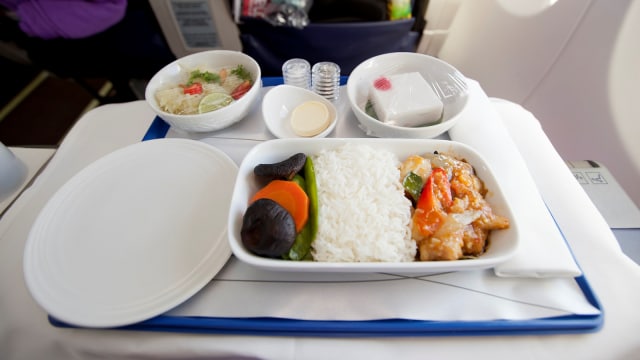 Makanan di Dalam Pesawat (Foto: flickr/A Wee)