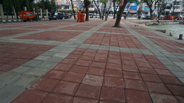 Pelebaran area pejalan kaki di Danau Sunter (Foto: Iqbal Firdaus/kumparan)