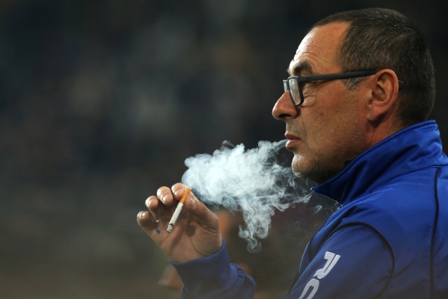 Maurizio Sarri merokok. (Foto: MARCO BERTORELLO / AFP)