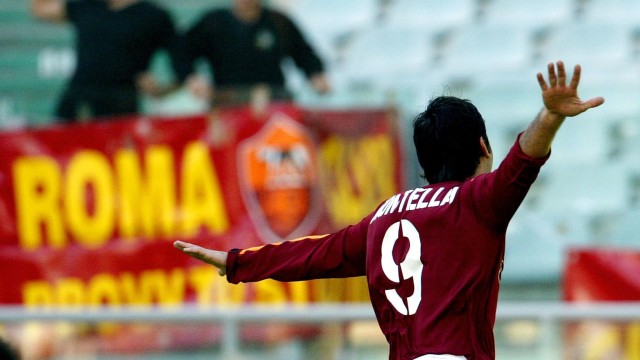 Selebrasi gol Montella (Foto: PAOLO COCCO / AFP)