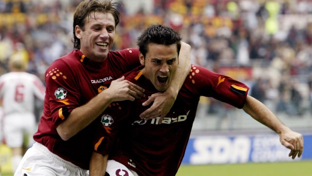 Selebrasi gol Montella dan Cassano. (Foto: VINCENZO PINTO / AFP)